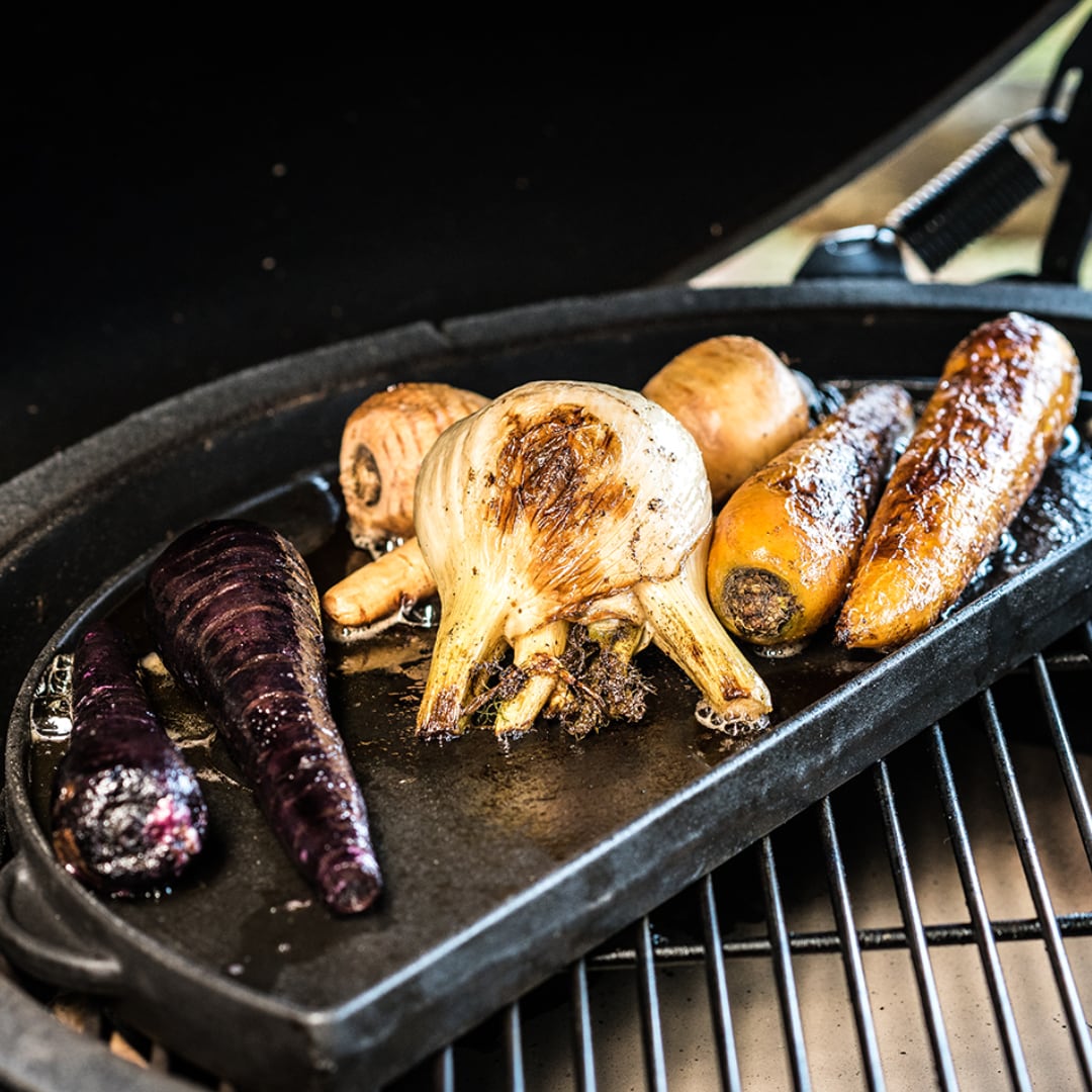 Půlkruhová litinová grilovací plotna BGE pro gril Large